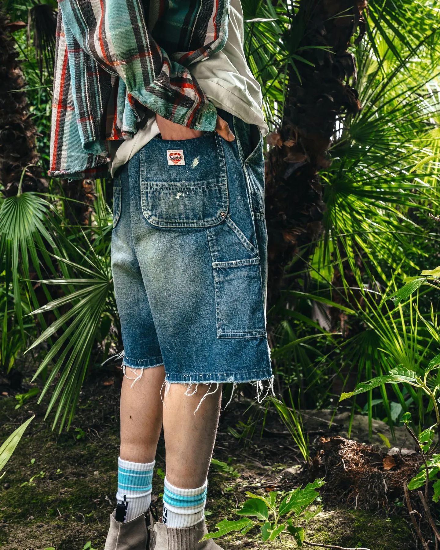 SAINT Mxxxxxx DOUBLE KNEE SHORTS/BLU Knee patches splashed with ink and water-splashed denim shorts. Denim blue S-XL. Custom-woven and dyed denim fabric with clear texture. Heavy-wash water-fading treatment to create local mottled fading/hole effects. Artificial distressing to simulate natural wearing marks. VINTAGE sense. Original consistent damage treatment. Hand-splashed ink and paint. Original consistent wash mark/pocket mark. Double knee patch. Rivet reinforcement. Improve functionality while enhancing design